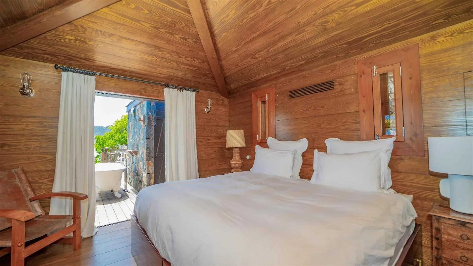 Oceanfront Serenity With Jacuzzi And Heated Swimming Pool Toiny