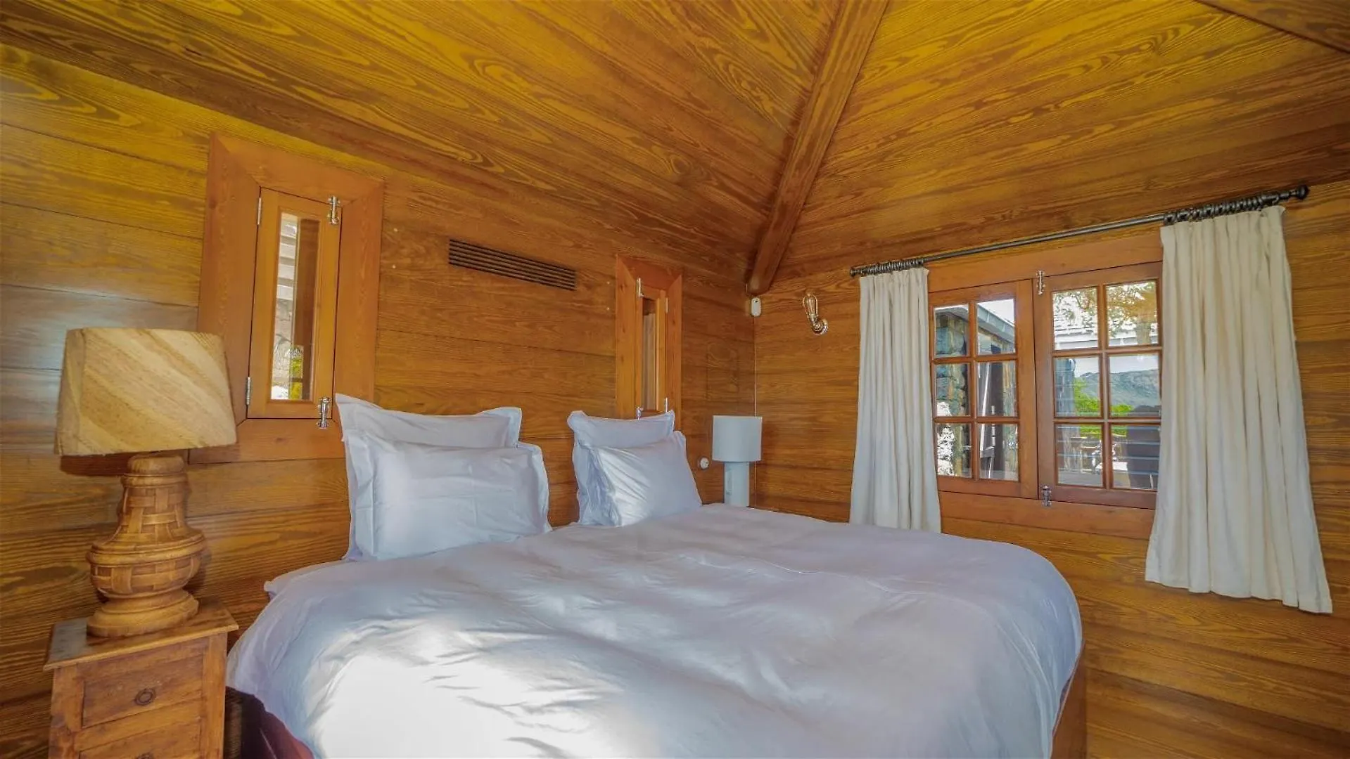 Oceanfront Serenity With Jacuzzi And Heated Swimming Pool Toiny